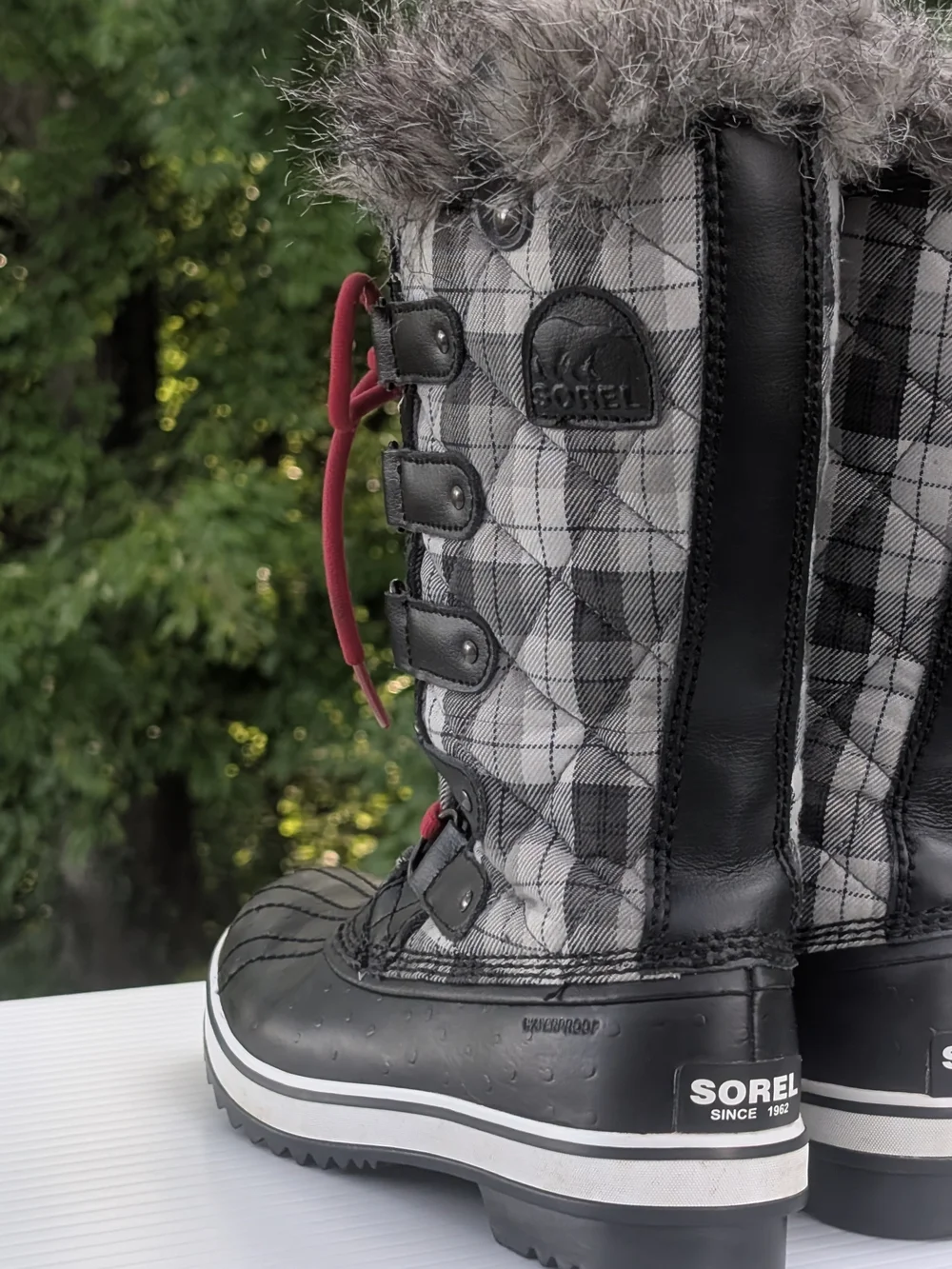 Sorel Girls Kids Black Snow Boots with Red Laces 6
